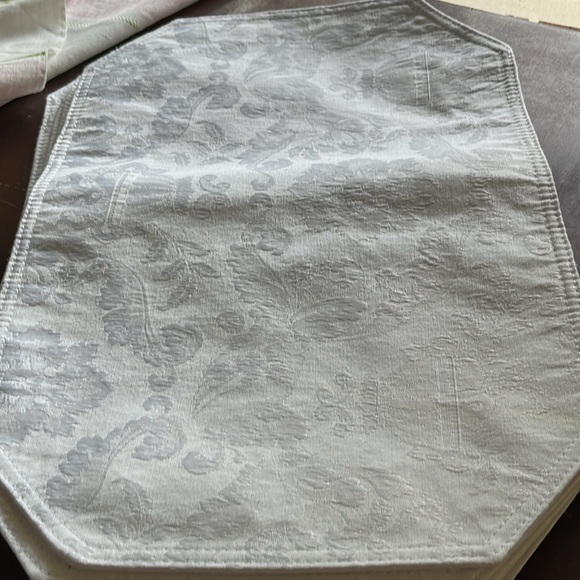 Damask tablecloth. 6 napkins and placemats. Never used. - Picture 3 of 6